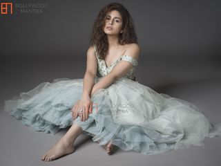 Huma Qureshi feet photo thumbnail