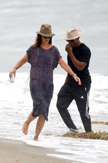 Katie Holmes feet photo thumbnail