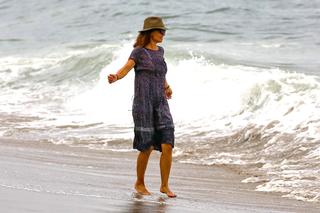 Katie Holmes feet photo thumbnail