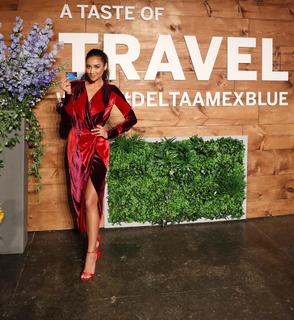 Shay Mitchell feet photo thumbnail