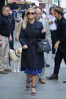 Reese Witherspoon feet photo thumbnail