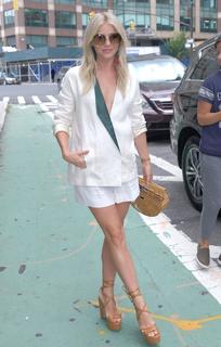 Julianne Hough feet photo thumbnail