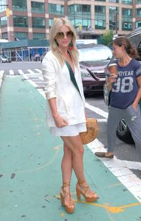 Julianne Hough feet photo thumbnail