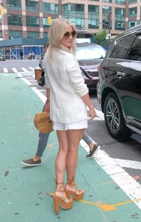 Julianne Hough feet photo thumbnail