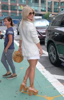 Julianne Hough feet photo thumbnail