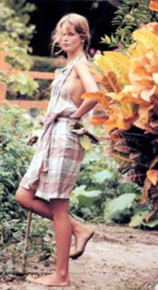Claudia Schiffer feet photo thumbnail