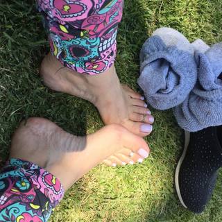 Karin Klemp feet photo thumbnail