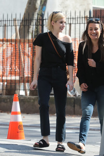 Emma Roberts feet photo thumbnail