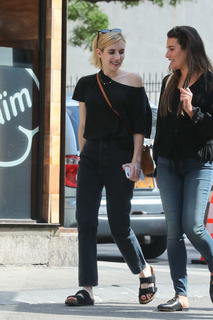 Emma Roberts feet photo thumbnail