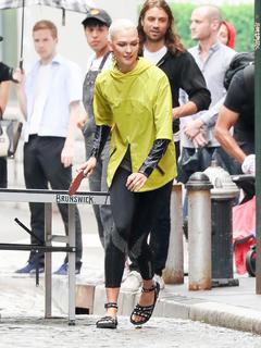 Karlie Kloss feet photo thumbnail