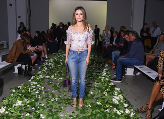 Rachel Bilson feet photo thumbnail