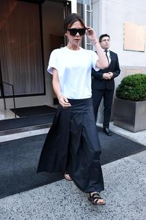 Victoria Beckham feet photo thumbnail