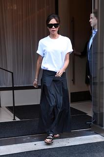 Victoria Beckham feet photo thumbnail