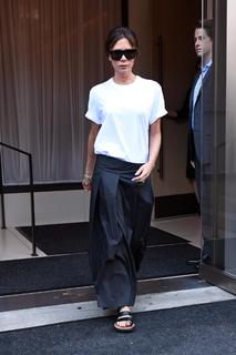 Victoria Beckham feet photo thumbnail