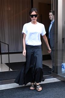 Victoria Beckham feet photo thumbnail