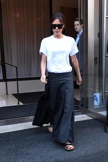 Victoria Beckham feet photo thumbnail