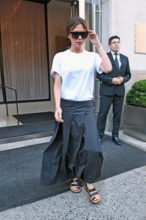 Victoria Beckham feet photo thumbnail