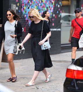 Elle Fanning feet photo thumbnail