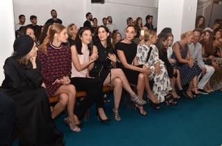 Gal Gadot feet photo thumbnail