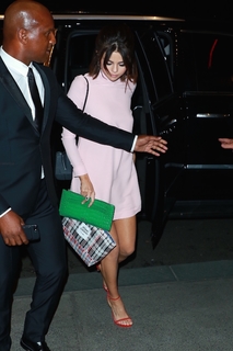 Selena Gomez feet photo thumbnail