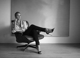 Rosie Huntington-Whiteley feet photo thumbnail