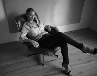 Rosie Huntington-Whiteley feet photo thumbnail