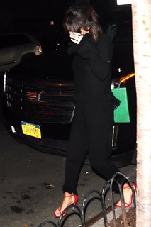 Selena Gomez feet photo thumbnail