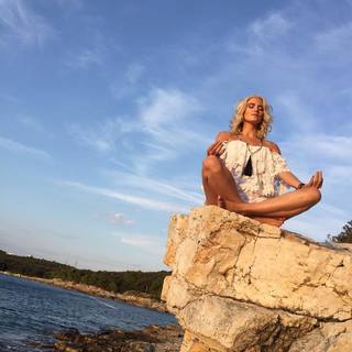 Ashley James feet photo thumbnail