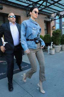 Kendall Jenner feet photo thumbnail