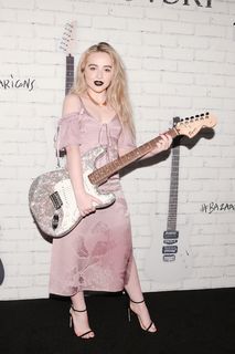 Sabrina Carpenter feet photo thumbnail