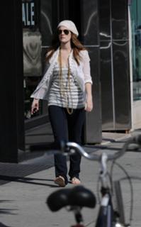 Drew Barrymore feet photo thumbnail