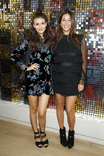 Victoria Justice feet photo thumbnail