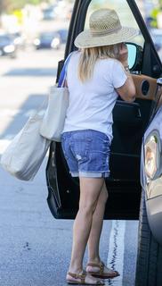 Reese Witherspoon feet photo thumbnail