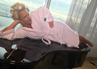 Barbara Schöneberger feet photo thumbnail