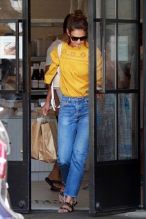Katie Holmes feet photo thumbnail