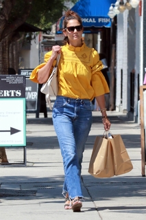 Katie Holmes feet photo thumbnail