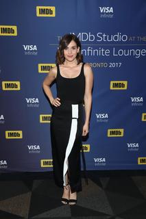 Alison Brie feet photo thumbnail