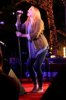 Emily Osment feet photo thumbnail