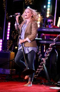Emily Osment feet photo thumbnail