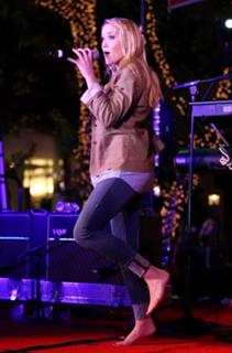 Emily Osment feet photo thumbnail