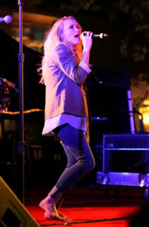Emily Osment feet photo thumbnail