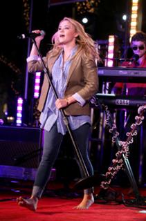 Emily Osment feet photo thumbnail
