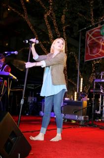 Emily Osment feet photo thumbnail