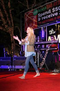Emily Osment feet photo thumbnail