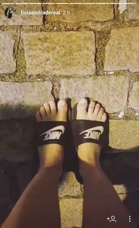 Lívia Andrade feet photo thumbnail