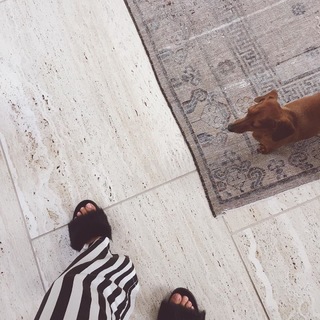 Rosie Huntington-Whiteley feet photo thumbnail