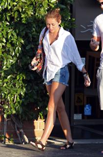 Miley Cyrus feet photo thumbnail