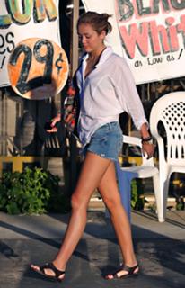 Miley Cyrus feet photo thumbnail