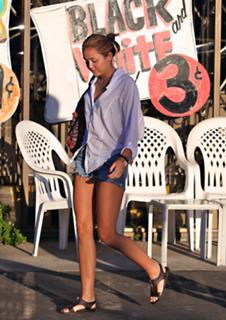 Miley Cyrus feet photo thumbnail