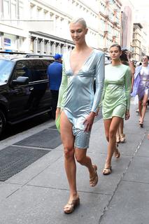 Karlie Kloss feet photo thumbnail